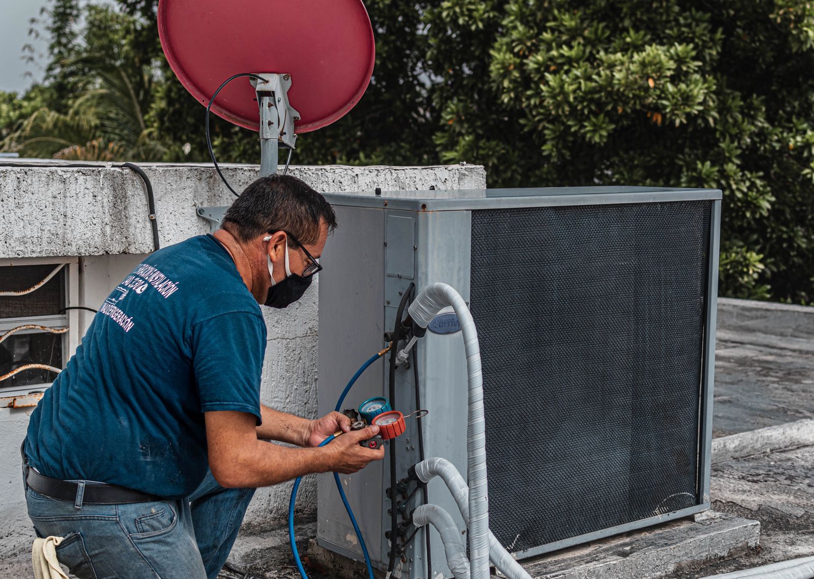 Servicing an outdoor air conditioning unit with gauges